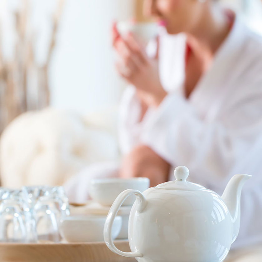 在睡前進行護膚,放鬆身心。