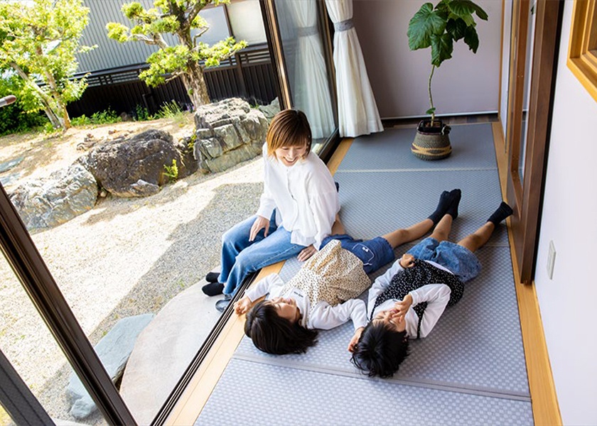 享受在時尚現代的家中 家人的放鬆時光