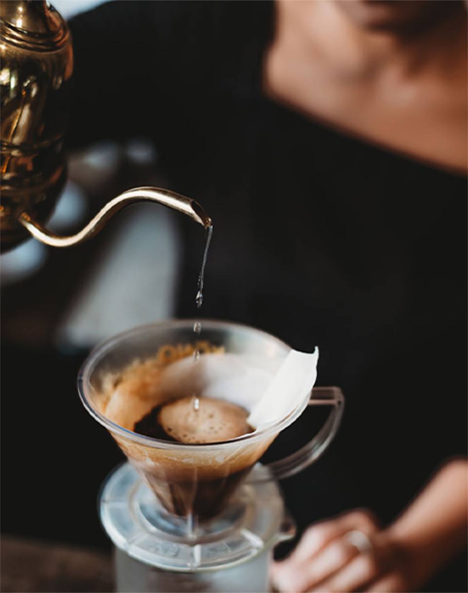 透過經過老化處理的金屬，營造成成熟的時光感